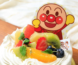 プリントプレート付きのデコレーションケーキ