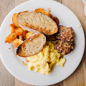 スクランブルエッグトースト