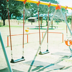 公園のブランコ