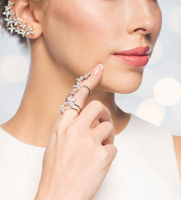 イヤリングと指輪の写真