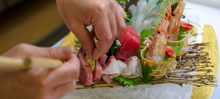 海鮮を盛り付けているところ