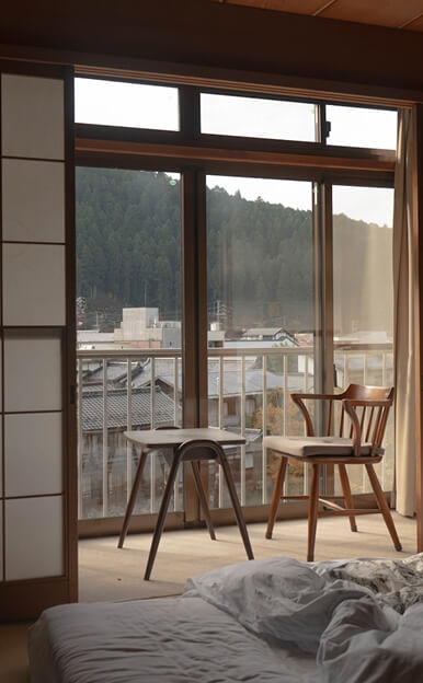 お部屋　窓から外を見ている